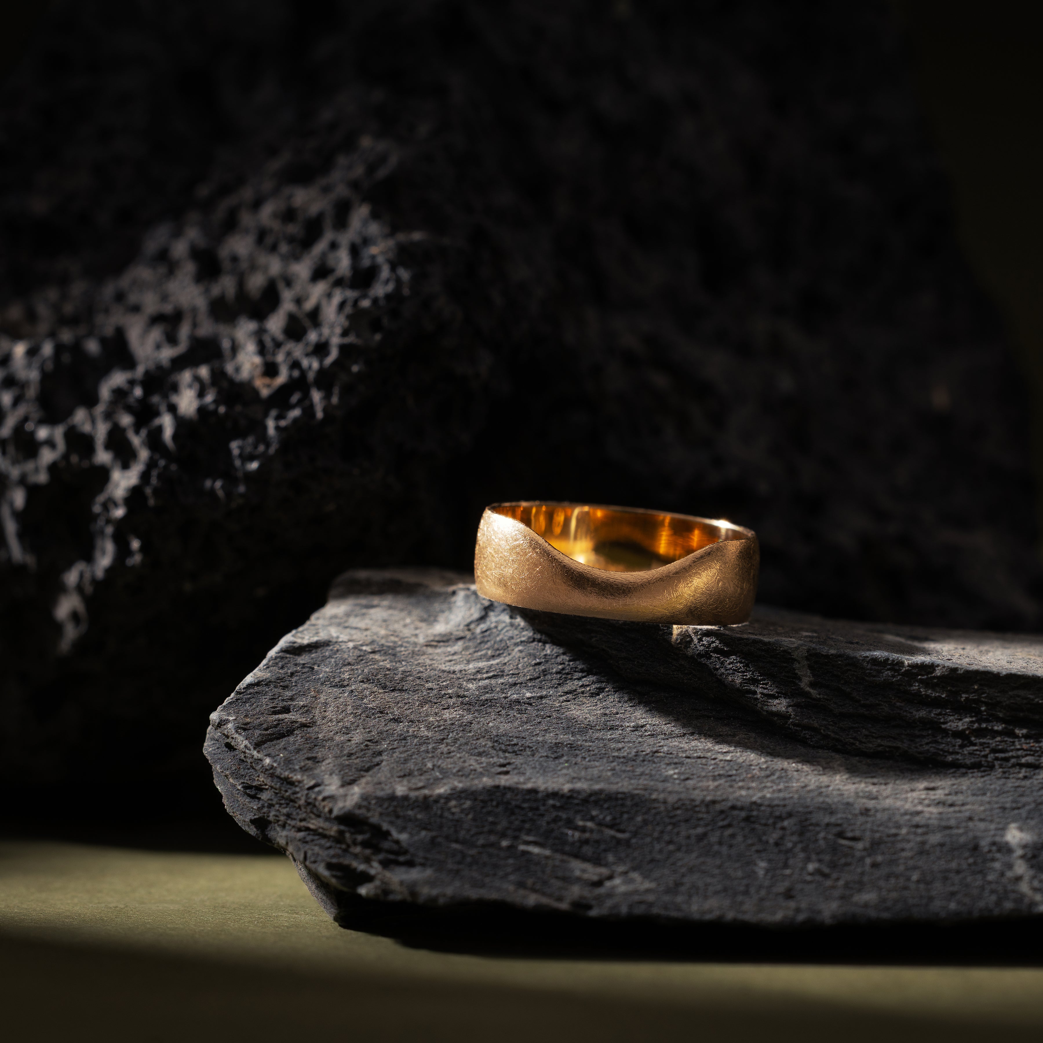 MONSOON: Wide Curved Band